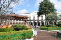 La piazza principale di Zacatlán (Puebla), conosciuta più comunemente come Plaza de Armas. L'edificio che si vede nella foto è il Municipio - foto © Alejandro Linares ...