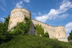 Mura con due torri d'angolo al castello ducale di Caen, Francia. Costruito per volere di Guglielmo, duca di Normandia, questo castello è in realtà una vera e propria cittadella ...