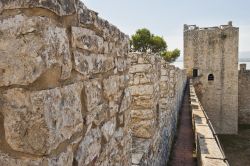 Mura della fortezza di Castiglione del Lago, Umbria - Le mura merlate della Rocca del Leone sono fortificate agli angoli da quattro torri © Wallace Weeks / Shutterstock.com