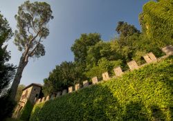 Le mura di cinta del Castello della Pallotta a Caldarola (Marche) - © www.castellopallotta.com
