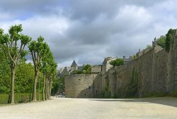 Le mura che circondano Dinan, Francia, hanno una circonferenza totale di quasi 3 km. È possibile salirvi e camminarvi per ammirare lo stupendo panorama sul borgo bretone - foto © ...