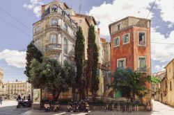 Mura dipinte in un vecchio edificio di Palce Edouard Adam a Montpellier, Francia: questa strada artistica è stata realizzata da Olivier e Agnes Costa come team Mad'Art Concept - © ...
