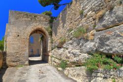 Mura e porta medievale dell'antica città di Bonnieux, Provenza, Francia.


