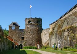 Mura e torri del castello medievale di Bouillon, Belgio. Con il suo dedalo di corridoi e le enormi sale con soffitto a volta, questo maniero è considerato il più antico monumento ...