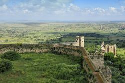 Mura e torri difensive del castello di Trujillo, Spagna. Edificato in muratura e malta, questo complesso è costituito da due parti, la corte d'armi e il torrione sporgente.

