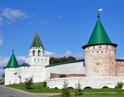 Le mura turrite del grande complesso di Ipatiev a Kostroma. All'interno di questa maestosa struttura si possono ammirare gli splendidi affreschi realizzati dal famoso pittore locale Guri ...