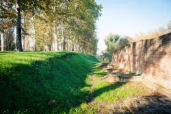 Lungo le mura estensi di Ferrara (Emilia Romagna) si estende il Parco Urbano Bassani, antica riserva di caccia e luogo di svago degli Este ma anche importante punto strategico per la difesa ...