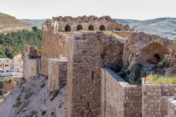 Mura fortificate del castello di Karak, Giordania. La spessa cinta muraria del castello crociato il cui occupante più famoso fu Reginaldo di Chatillon - © Anton_Ivanov / Shutterstock.com ...