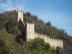 Mura fortificate verso il Castello Superiore di Marostica, Veneto. La fortezza si erge sulle sommità della collina.

