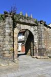 Mura medievali e porta d'ingresso del quartiere ebraico a Ribadavia, Spagna.

