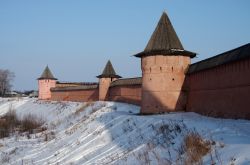 Mura del monastero di Sant' Eutimio a Suzdal, Russia - Fondato nel 1352 su una falesia a picco sul fiume Kamenka, il monastero di Sant'Eutimio aveva originariamente pareti in legno andate ...
