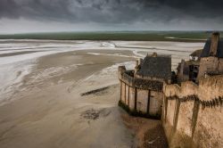 Le mura di Mont-Saint-Michel e la piana tidale con la bassa marea, Normandia, Francia - © Pocholo Calapre / Shutterstock.com