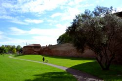 Le mura risalenti al XVI secolo della città di Tolosa (Toulouse) corrono lungo l'attuale giardino Raymond VI, proprio di fronte al museo de Les Abattoirs.