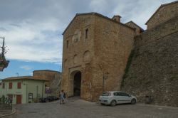 Mura, torre e porta d'ingresso della fortezza di Montefiore Conca, provincia di Rimini - © MTravelr / Shutterstock.com