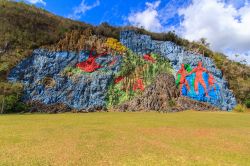 Il Mural de la Prehistoria è un'opera realizzata nel 1961 sulla parete di un mogote della Valle de Viñales (Cuba).