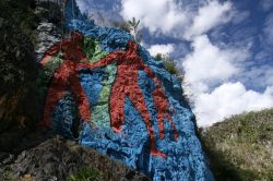 Il Mural de la Prehistoria, un gigantesco murale sulla parete di un mogote nella Valle de Viñales, Cuba - © gary yim / Shutterstock.com