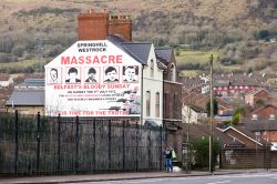 Murales sul Bloody Sunday a Belfast, Irlanda del Nord. Raffigura l'episodio del 1972 quando nella città di Derry il 1° Battaglione del Reggimento Paracadutisti dell'esercito ...