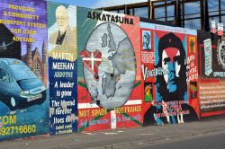 Un murales cattolico colorato nel centro di Belfast, Irlanda del Nord.
