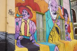 Murales sugli edifici del Cerro Concepción, una delle aree più turistiche della città di Valparaíso, sulla costa del Cile - foto © JeremyRichards / Shutterstock.com ...