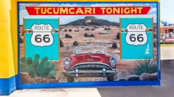Murales commemorativo della città di Tucumcari, New Mexico, Stati Uniti. Un bel dipinto con i simboli della Route 66 e al centro un modello della casa automobilistica americana fondata ...