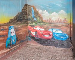 Murales della Route 66 al Blue Swallow Motel di Tucumcari, New Mexico, Stati Uniti. I personaggi di Saetta McQueen, un veicolo Nascar, e di Sally Carrera, una Porsche 996, ritratti assieme a ...