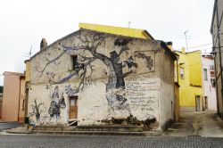 Murales nel centro storico di Lula in Sardegna - © sabdor85 / Panoramio.com