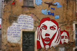 Murales pacifista nelle strade di Orgosolo in Sardegna
