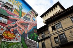 Murales sulle facciate di alcuni edifici nel centro medievale di Vitoria Gasteiz, Spagna - © Noradoa / Shutterstock.com