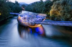 Murinsel è un'isola artificiale sul fume Mur a Graz, (Austria) - foto © K3S / Shutterstock.com