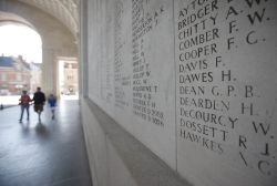 Sul muro all'interno della Menin Gate (Menenpoort) di Ieper sono riportati i nomi dei 54896 soldati del Commonwealth che non hanno trovato sepoltura al termine della Prima Guerra Mondiale ...