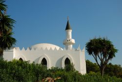 La moschea del Re Abdelaziz a Marbella, Spagna. Chiamata anche "Mezquita de Marbella", questo tempio islamico fu fatto costruire dal principe Salman in onore del monarca saudita re ...