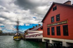 Il Museo nel porto di Boston, dedicato dedicato all'evento del Tea Party che segnò l'inizio della guarra d'indipendenza degli Stati Uniti - © Jon Bilous / Shutterstock.com ...