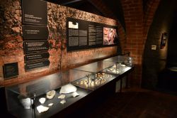 Museo dell'ambra, Malbork (Polonia): nella zona del Castello Basso, su un lato del grande piazzale d'ingresso, accanto al ristorante si trova questo spazio che ospita il Museo dell'ambra, ...