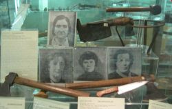 Le "armi" utilizzate  dalla serial killer Leonarda Cianciulli esposte al Museo Criminologico di Roma - © Wikipedia