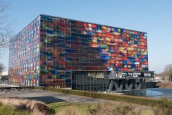 Museo del Suono e delle Arti Visive a Hilversum, Olanda. Fondato nel 2006, questo interessante edificio noto come Jaap Drupsteen's glass si è aggiudicato importanti premi per l'architettura: ...