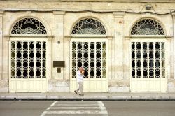Un signore passeggia sul marciapiede di fronte al Museo Farmaceutico di Matanzas, Cuba - © ValeStock / Shutterstock.com