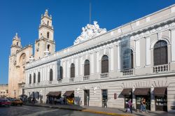 Il Museo Fernando Garcia Ponce Macay e la cattedrale di San Ildefonso a Merida, Yucatan, Messico. E' l'unica area museale dedicata alla promozione e alla diffusione dell'arte moderna ...