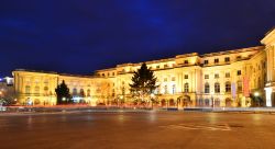 Il Museo Nazionale d'Arte Rumeno ha sede nell'ex palazzo Reale di Bucarest, in piazza della Rivoluzione, e raccoglie capolavori d'arte medievale e moderna, inizialmente collezionati ...