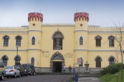 Museo de los Niños a San José, Costa Rica. La facciata del palazzo che ospita nei suoi locali il museo dei bambini, un centro che dedica attività educative e ricreazionali ...