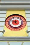 Sulla facciata del Museo degli Orologi di Zacatlán si trova questo orologio funzionante che indica l'ora nelle varie città del mondo. Il Museo de Relojería y Autómatas ...