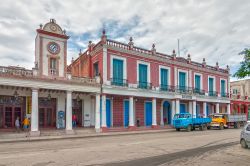 Museo Provinciale di Storia e torre dell'orologio at Calixto Garcia Park di Holguin, Cuba. Nel 1492 Colombo definì questa località come "uno dei più bei luoghi ...