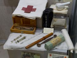Museo regionale delle tradizioni locali a Rostov-on-Don (Russia): strumenti chirurgici utilizzati nella Prima Guerra Mondiale - © Gennady Grechishkin / Shutterstock.com