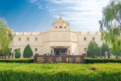 Il Museo Xixia alla necropoli imperiale degli Xixia a Yinchuan, Cina. Si tratta di uno dei più celebri siti archeologici e storici del paese  - © beibaoke / Shutterstock.com ...
