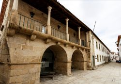 Il Museu da Terra de Miranda ospitato nell'edificio seicentesco dell'ex Municipio, Portogallo. Accoglie un'interessante collezione di manufatti locali fra cui ceramiche, tessuti, ...