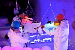 Musicisti con strumenti di ghiaccio presso l'Ice Dome del passo del Tonale