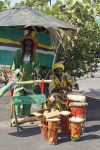 Musicisti per le strade di Roseau, Dominica. La musica popolare qui ha ispirazioni politico-religiose - © alfotokunst / Shutterstock.com