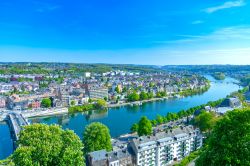Namur, città del Belgio e capitale della Vallonia, affacciata sul fiume Mosa.
