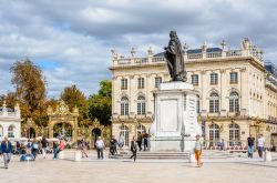 Nancy (Francia): piazza Stanislao con la statua a Stanislas Leszczynski, re della Polonia. Sullo sfondo, l'Opera e la fontana di Anfitrite - © olrat / Shutterstock.com