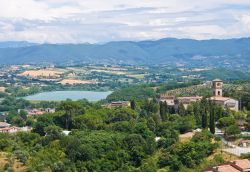 La città di Narni e il lago di Recentino in Umbria, provincia di Terni