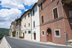 Narni, Umbria: le case colorate del centro storico - © Mi.Ti. / Shutterstock.com